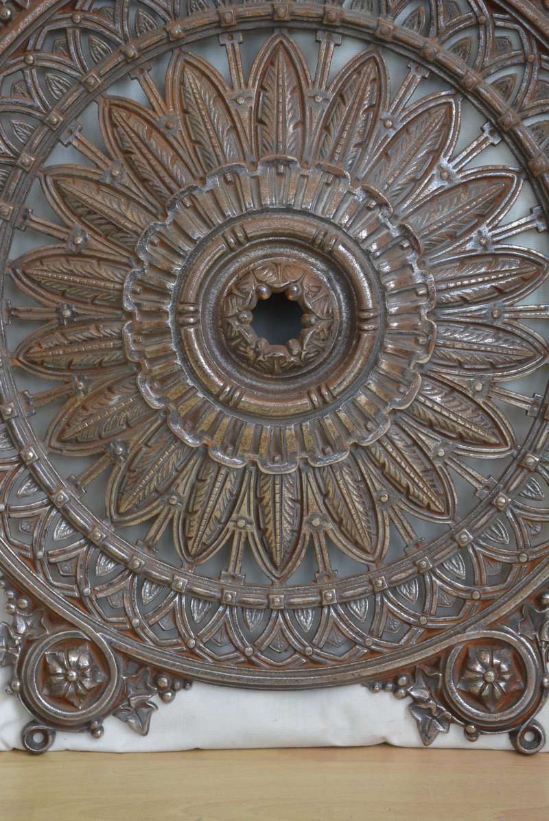 Antique Victorian Cast Iron Ceiling Rose With Feather And Ivy Decoration - Image 3